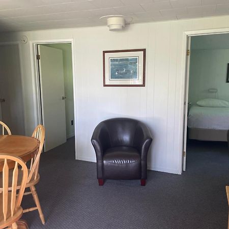 هانتسفيل Colonial Bay Motel And Cottages المظهر الخارجي الصورة