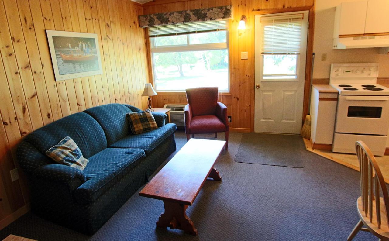هانتسفيل Colonial Bay Motel And Cottages المظهر الخارجي الصورة