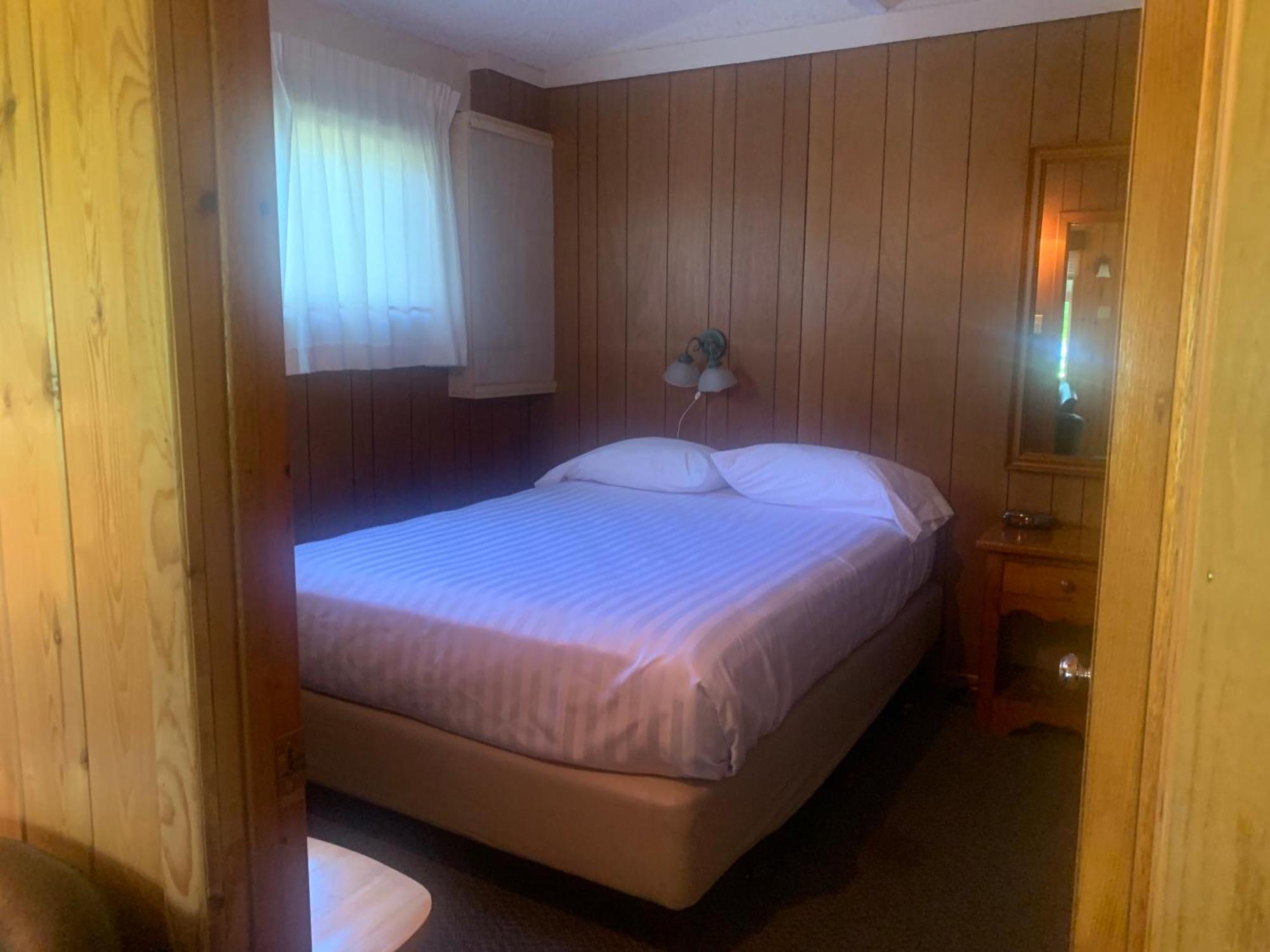 هانتسفيل Colonial Bay Motel And Cottages المظهر الخارجي الصورة