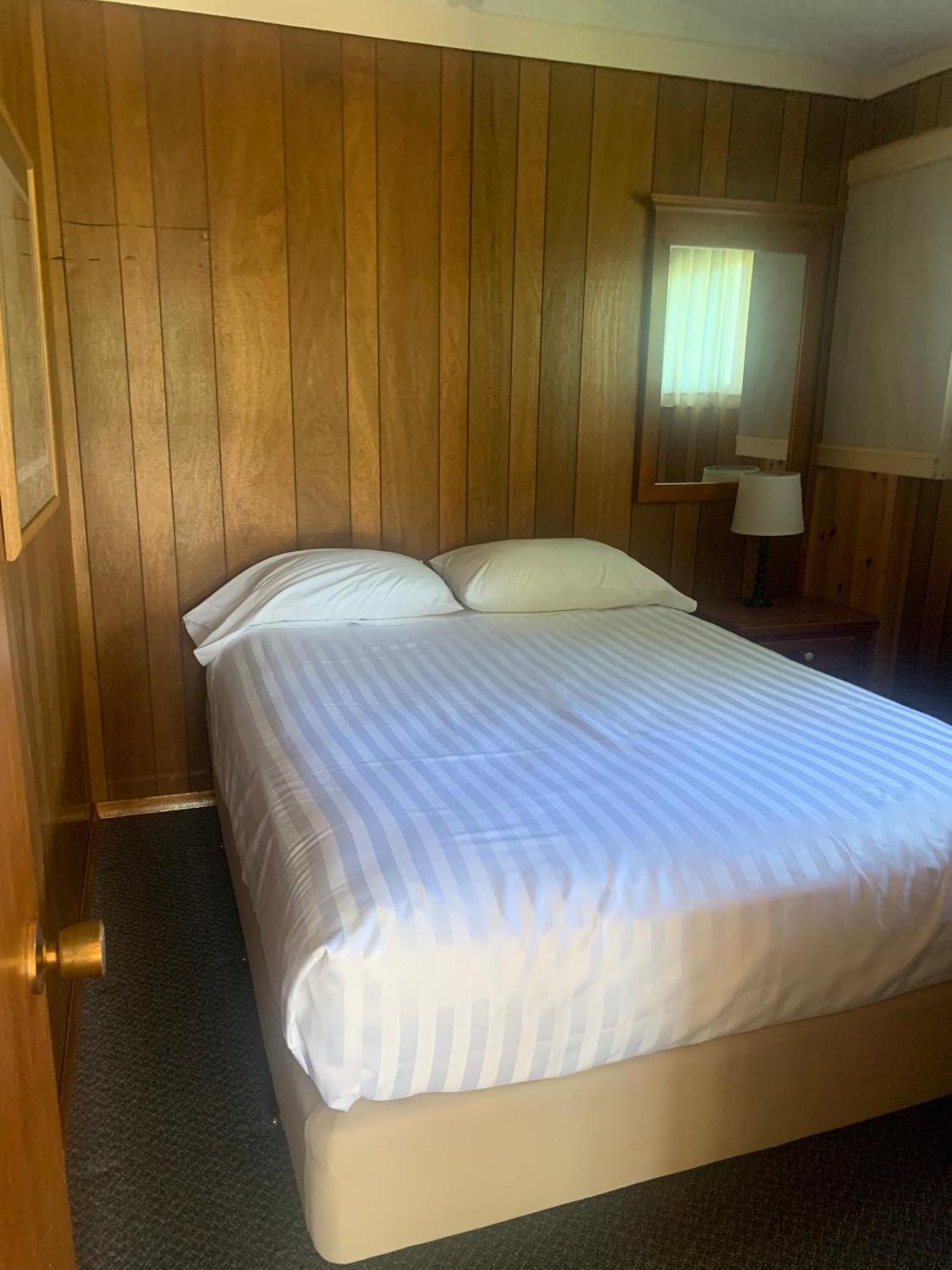 هانتسفيل Colonial Bay Motel And Cottages المظهر الخارجي الصورة