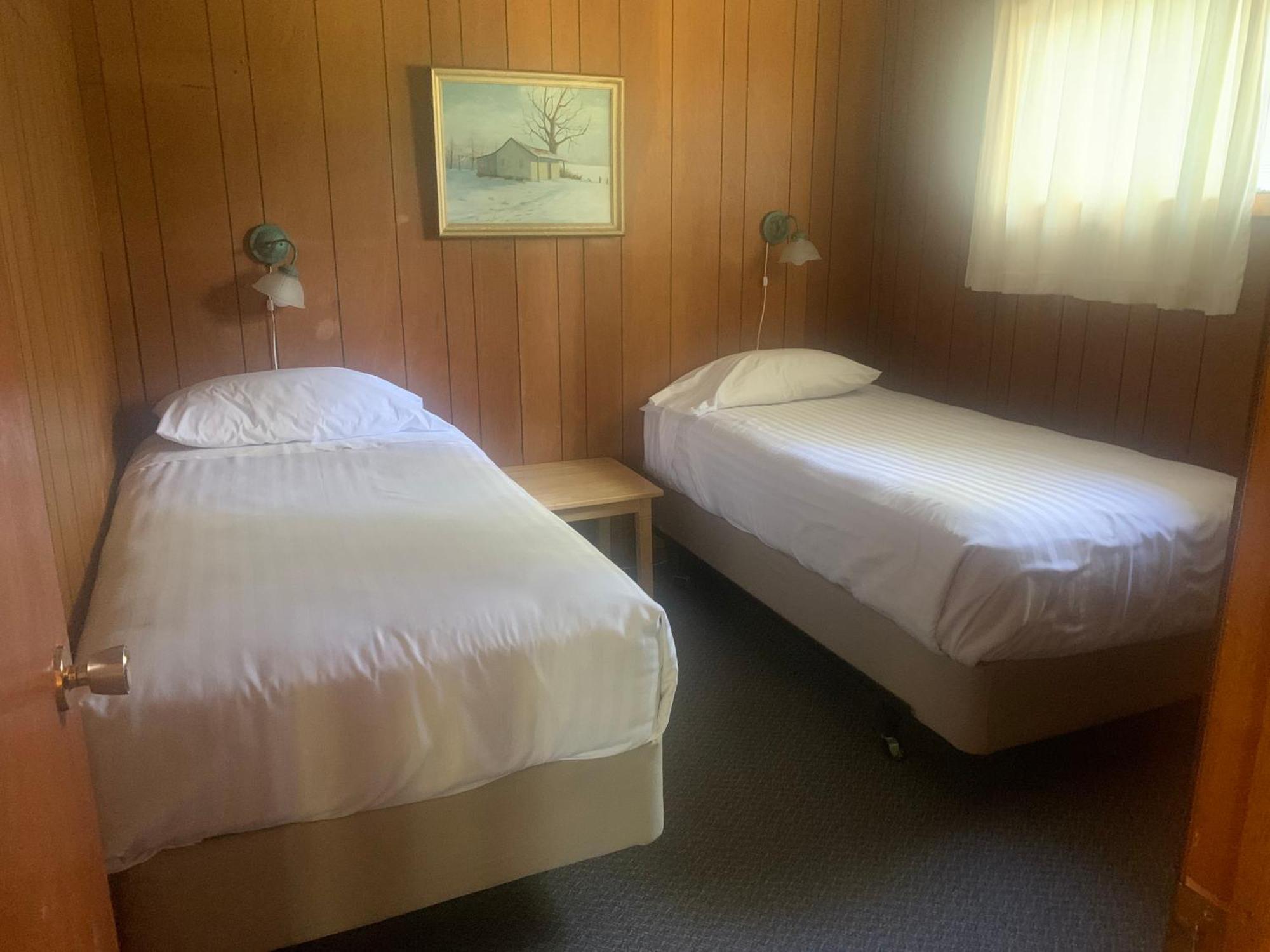 هانتسفيل Colonial Bay Motel And Cottages المظهر الخارجي الصورة