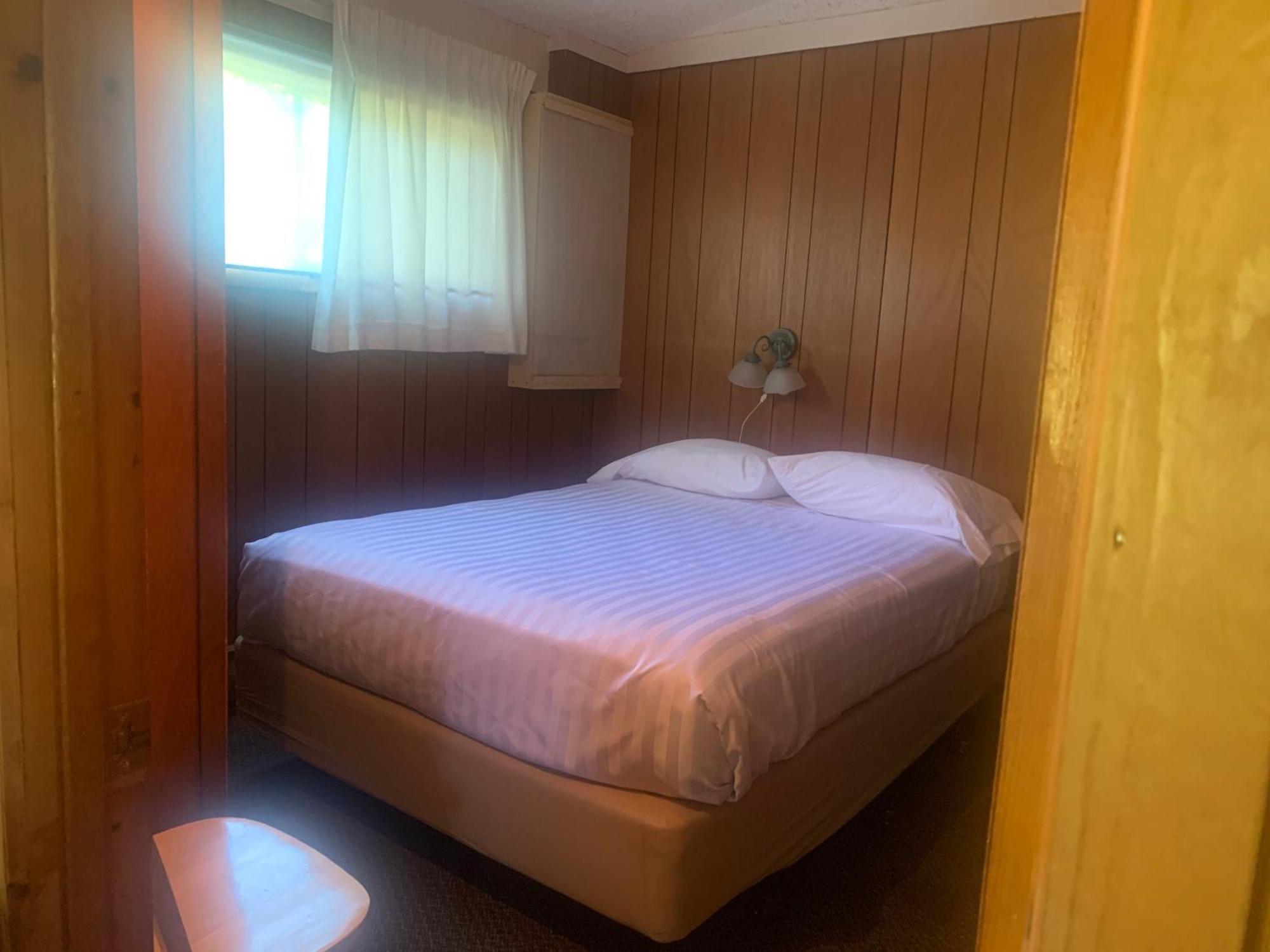 هانتسفيل Colonial Bay Motel And Cottages المظهر الخارجي الصورة
