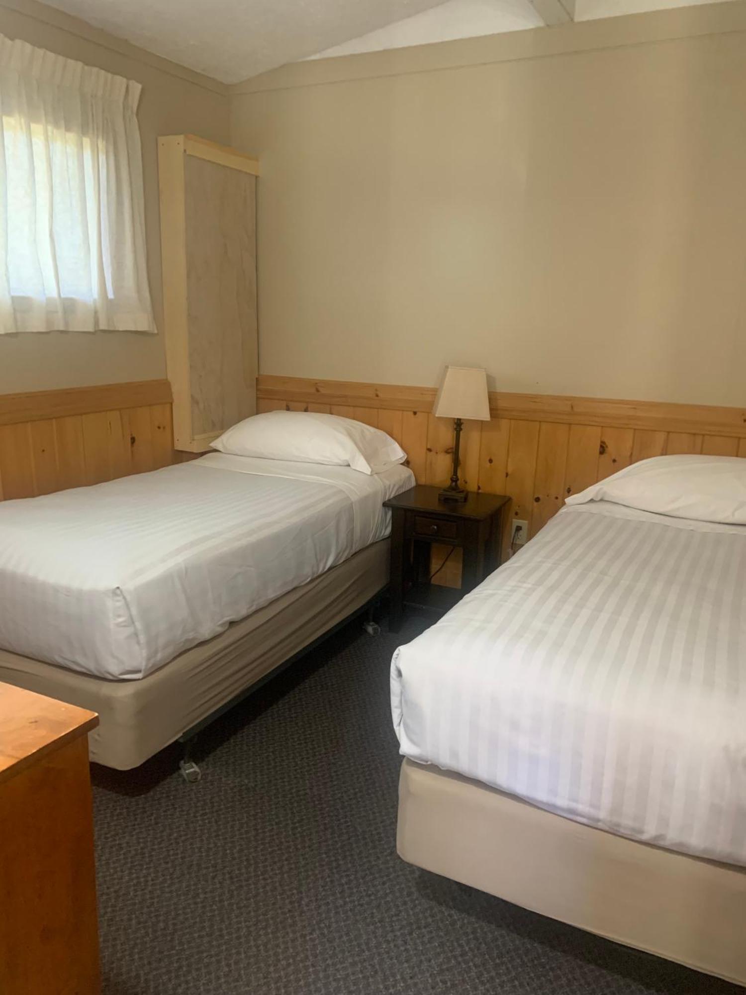 هانتسفيل Colonial Bay Motel And Cottages المظهر الخارجي الصورة