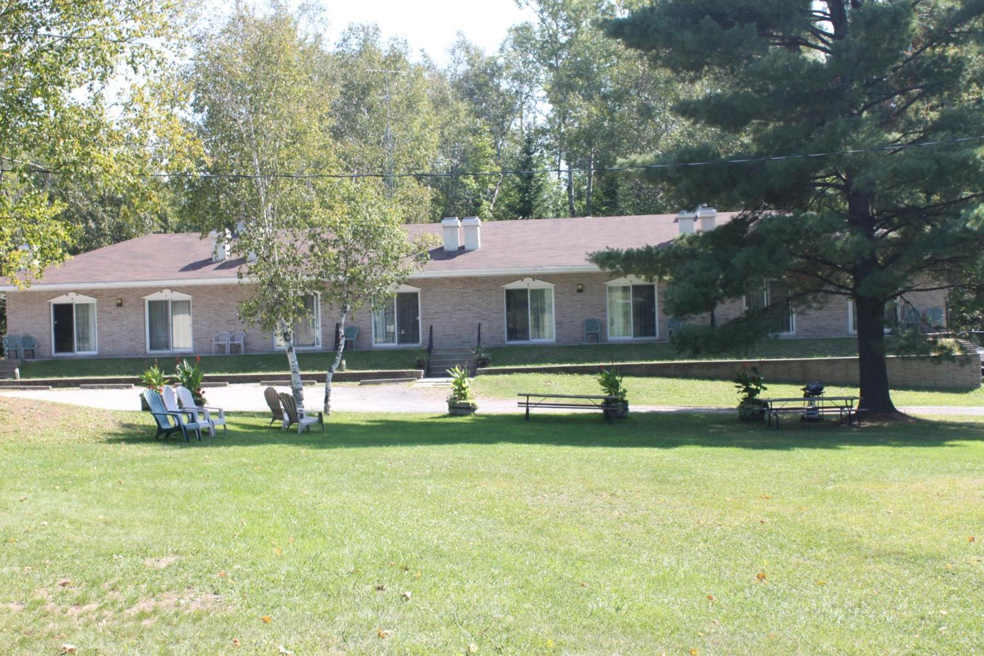 هانتسفيل Colonial Bay Motel And Cottages المظهر الخارجي الصورة
