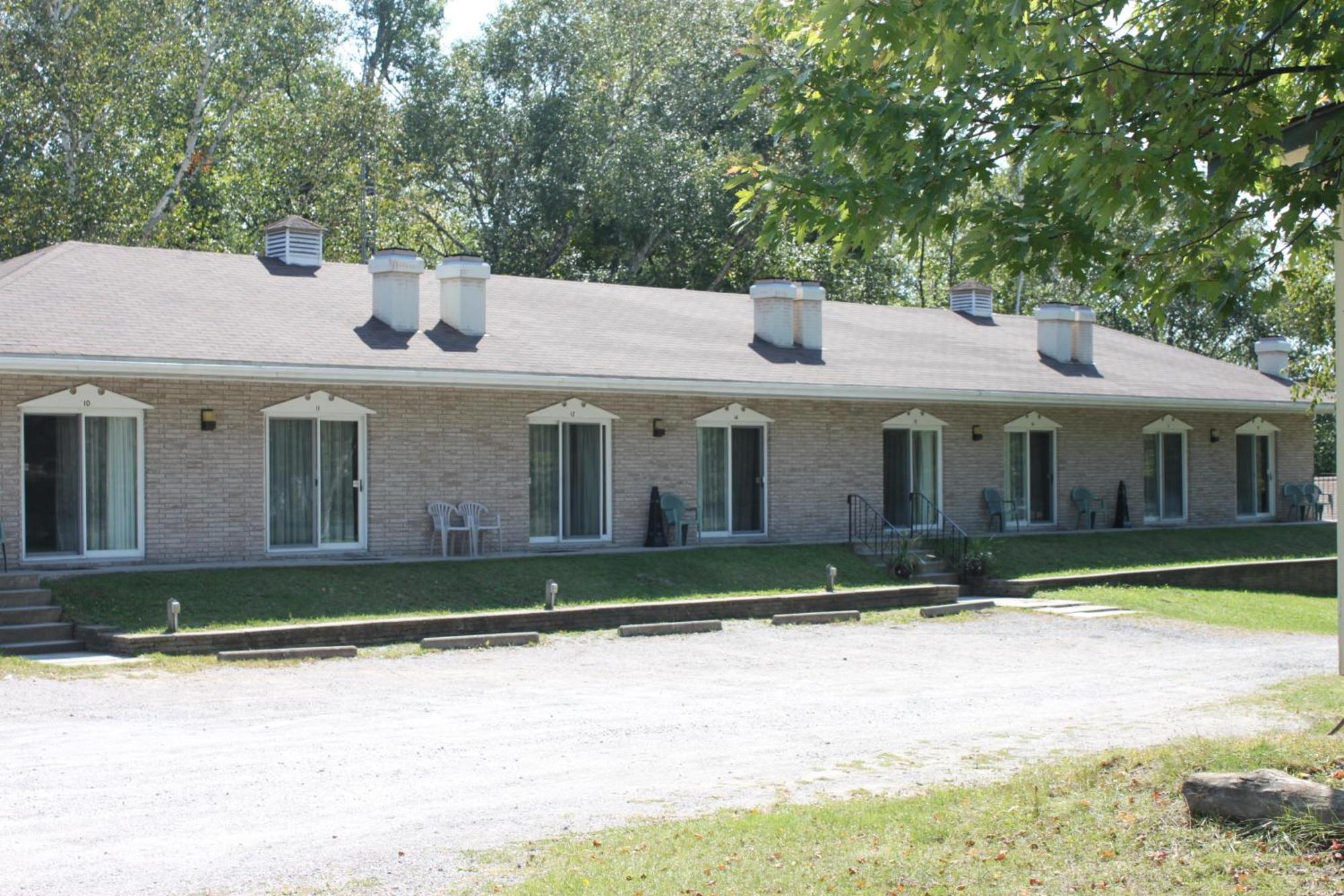 هانتسفيل Colonial Bay Motel And Cottages المظهر الخارجي الصورة