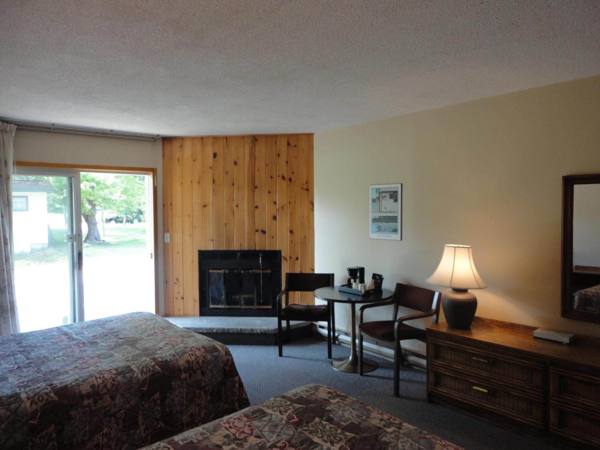 هانتسفيل Colonial Bay Motel And Cottages المظهر الخارجي الصورة