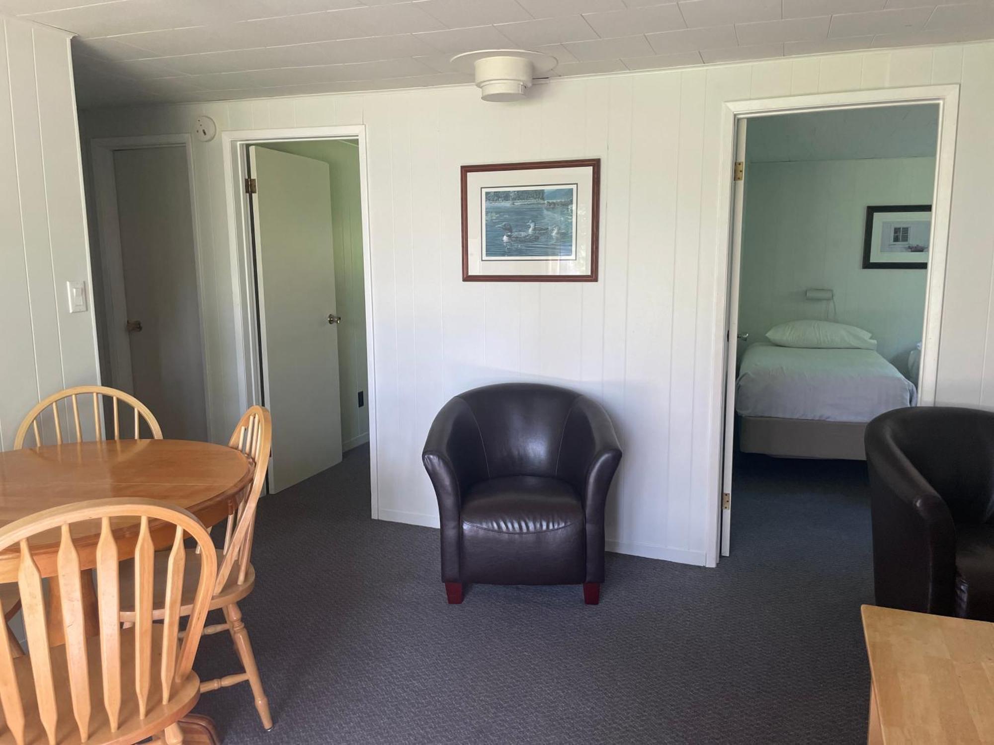 هانتسفيل Colonial Bay Motel And Cottages المظهر الخارجي الصورة