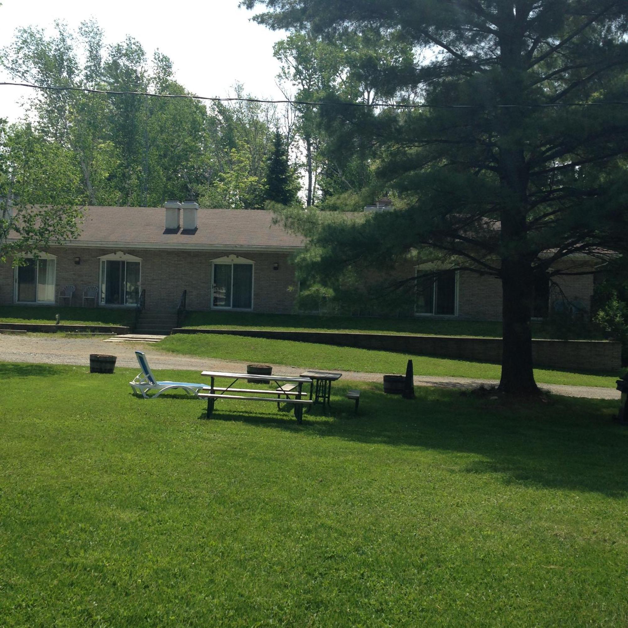 هانتسفيل Colonial Bay Motel And Cottages المظهر الخارجي الصورة